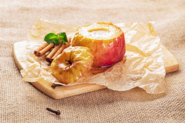 Elma ballı ve tarçınlı.