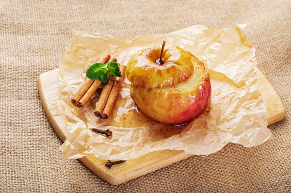 Elma ballı ve tarçınlı.