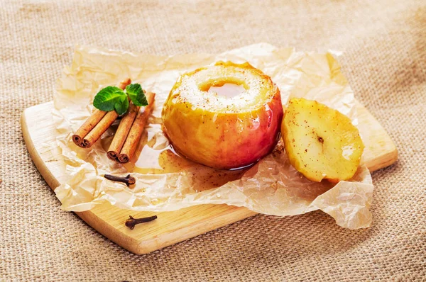 Elma ballı ve tarçınlı.