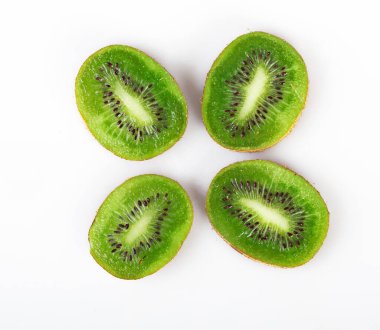 kivi dilimleri beyaz arkaplanda izole edilmiş