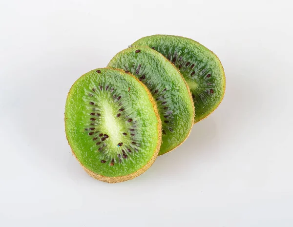 kivi dilimleri beyaz arkaplanda izole edilmiş