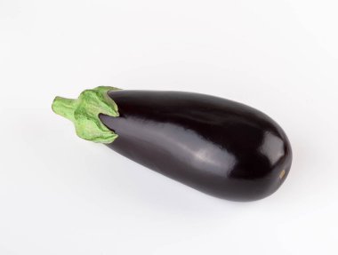 Beyaz arka planda izole edilmiş taze patlıcan.