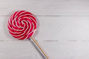 Beyaz ahşap zemin üzerinde tatlı lolipop. Üstten Görünüm