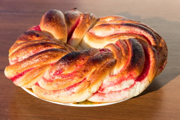 Zoete Broodje Met Jam Houten Tafel — Stockfoto