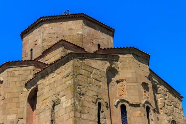 Altıncı yüzyılın ortodoks manastırı olan Jvari manastırının eski Mtskheta (UNESCO Dünya Mirası sahası) üzerindeki kayalık dağın tepesindeki manzarasına bakın.