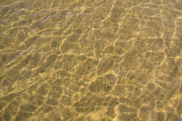 Textur Von Welligem Meerwasser Mit Sandboden Als Hintergrund — Stockfoto