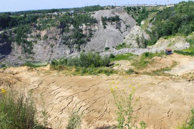 Granit ocağındaki maden kaynaklarının çıkarılması