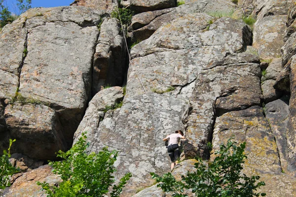 Woman Rock Climber Climbs Rock — Stock Photo, Image
