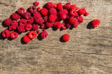 Ahududu rustik ahşap zemin üzerinde. Kopya alanı ile Üstten Görünüm