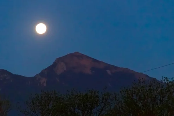 Lua Cheia Sobre Montanha — Fotografia de Stock
