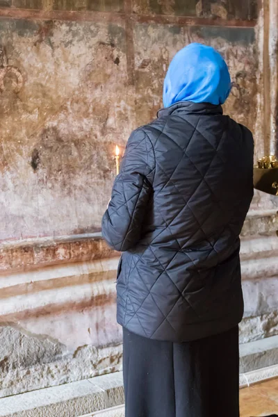 Жінка Молиться Svetitskhoveli Соборі — стокове фото