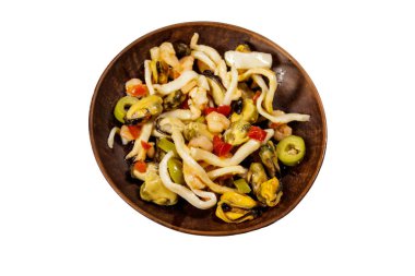 Beyaz arka planda karides, kalamar ve midye içeren deniz ürünleri salatası.