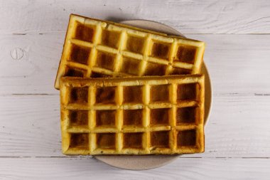 Beyaz ahşap masada Belçika waffleları. Üst görünüm