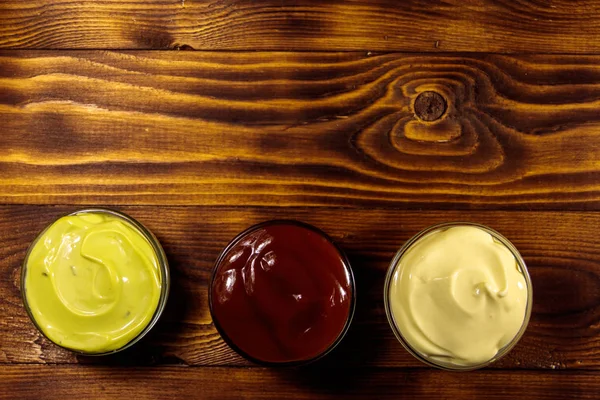 Ahşap masadaki soslar. Üst görünüm, alanı kopyala