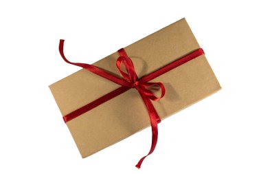 Kırmızı kurdele beyaz arka plan üzerinde izole karton hediye kutusu