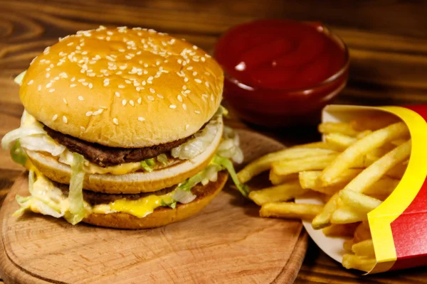 Delizioso Hamburger Grande Con Patatine Fritte Ketchup Sul Tavolo Legno — Foto Stock