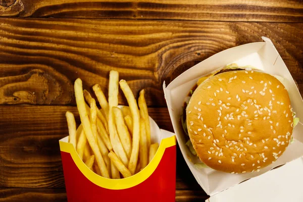 Stor Hamburgare Och Pommes Frites Träbordet Ovanifrån Kopiera Utrymme — Stockfoto