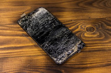 ahşap arka plan üzerinde kırık ekran ile Smartphone