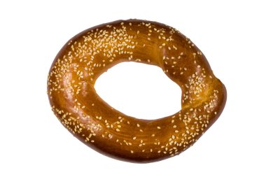 Beyaz arka planda izole edilmiş susam tohumlu simit.