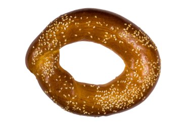 Beyaz arka planda izole edilmiş susam tohumlu simit.