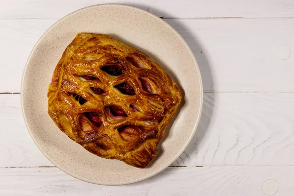 Heerlijke Kersen Strudel Witte Houten Tafel Bovenaanzicht — Stockfoto