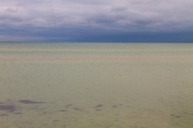 Azak Denizi üzerinde dramatik karanlık bulutlu gökyüzü
