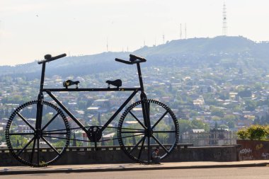 Tiflis, Gürcistan Gül Devrimi meydanında Bisiklet dev bronz heykel