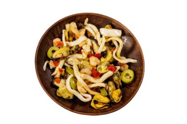 Beyaz arka planda karides, kalamar ve midye içeren deniz ürünleri salatası.