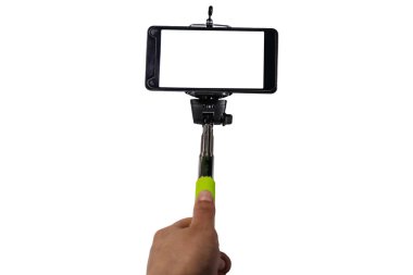 İnsan eli monopod için selfie akıllı telefon ile tutarak. Selfie sopa ile beyaz arka plan üzerinde izole smartphone