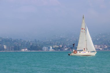 Batum, Acara, Gürcistan - 3 Mayıs 2018: Beyaz Yelkenli Karadeniz Batum, Gürcistan sahil yelken yelkenli