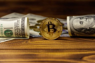 Altın bitcoin ve ahşap arka planda dolar