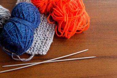 Yünlü iplik, örgü, ahşap masaya örgü iğneleri.