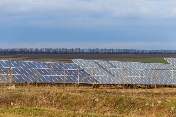 太陽光発電所に太陽光発電 フィールドでのソーラー パネル 代替エネルギー — ストック写真