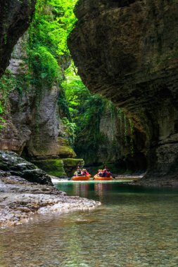 Martvili, Gürcistan - 5 Mayıs 2018: Turistler Martvili Kanyonu 'ndaki Abasha nehrinde lastik botlarda rafting yapıyorlar