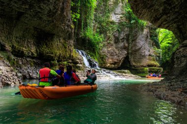 Martvili, Gürcistan - 5 Mayıs 2018: Turistler Martvili Kanyonu 'ndaki Abasha nehrinde lastik botlarda rafting yapıyorlar