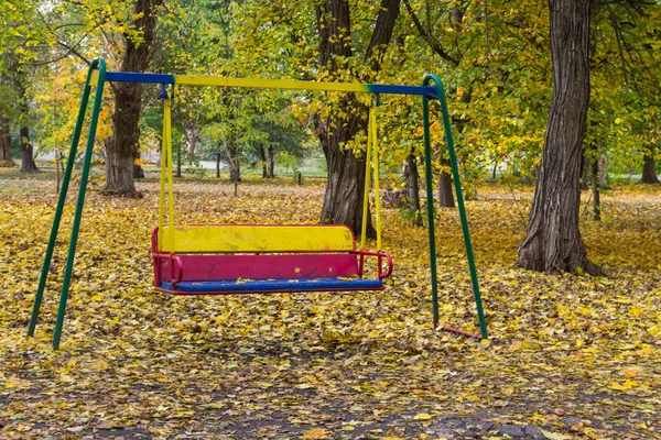 Leere Kinderschaukel Stadtpark Herbst — Stockfoto