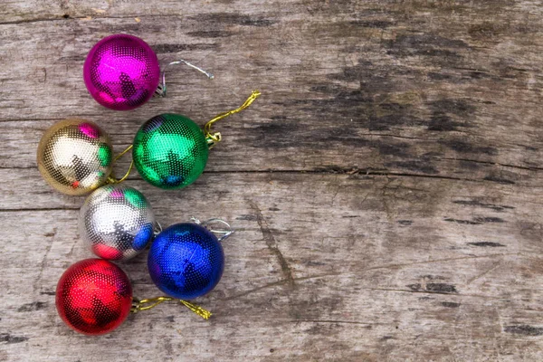 Gekleurde Kerstversiering Rustieke Houten Tafel Xmas Ballen Hout Achtergrond Bovenaanzicht — Stockfoto