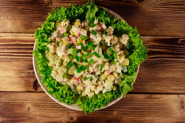 Salat Mit Krabbenstangen Mais Gurken Eiern Reis Und Mayonnaise Auf — Stockfoto