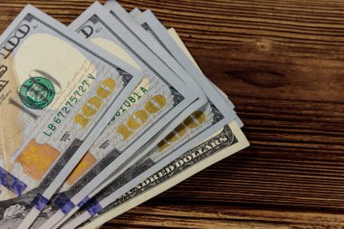Tahta masadaki 100 dolarlık banknotlar.