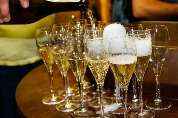 Číšník Nalil Sklenice Šampaňské Láhve Detail — Stock fotografie