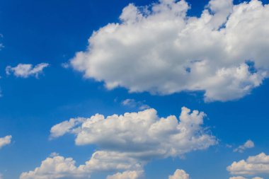 Mavi gökyüzünde beyaz bulutlar