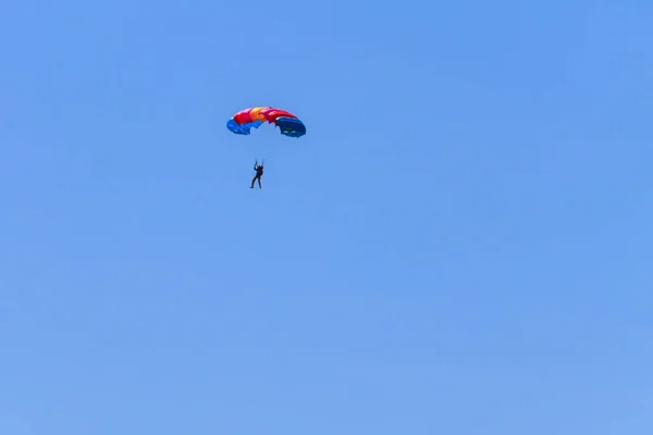 Paraquedistas Descendo Com Paraquedas Contra Céu Azul Estilo Vida Ativo — Fotografia de Stock