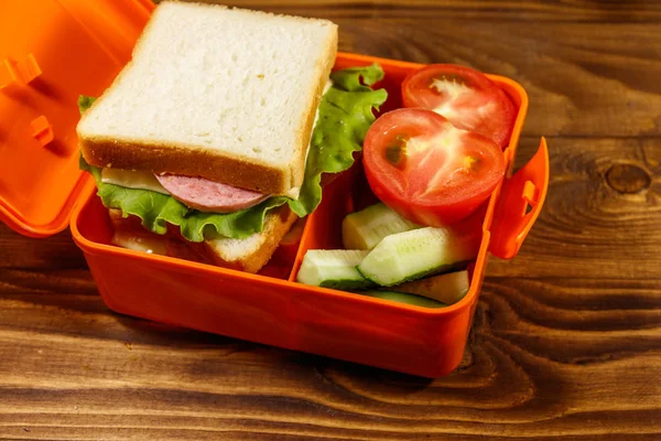 Almuerzo Escolar Con Sándwich Verduras Frescas Mesa Madera — Foto de Stock