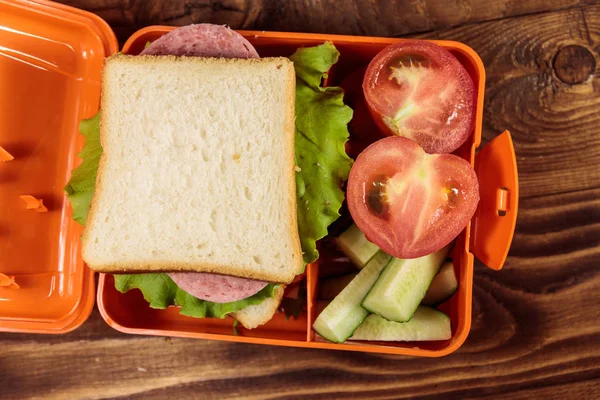 Schulessenbox Mit Sandwich Und Frischem Gemüse Auf Holztisch Ansicht Von — Stockfoto