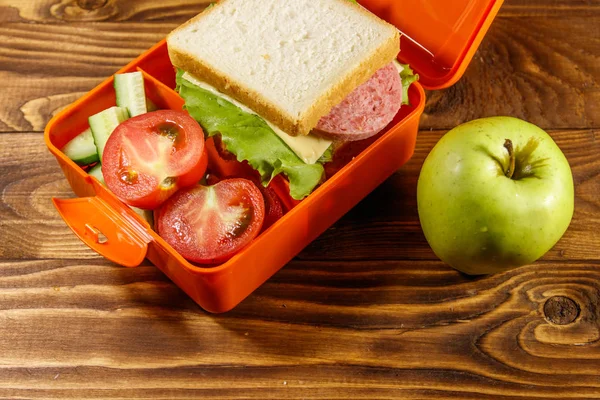 Manzana Verde Lonchera Escolar Con Sándwich Verduras Frescas Mesa Madera — Foto de Stock