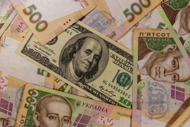 Yüz dolarlık banknot Ukrayna beş yüz hryvnia banknotların arka plan üzerinde