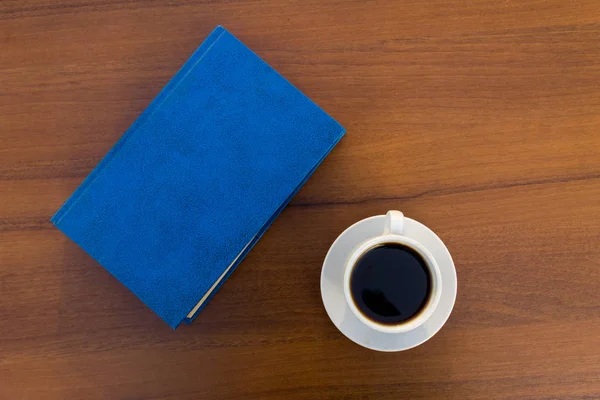 Чашка Кофе Закрытая Книга Деревянном Столе Вид Сверху — стоковое фото