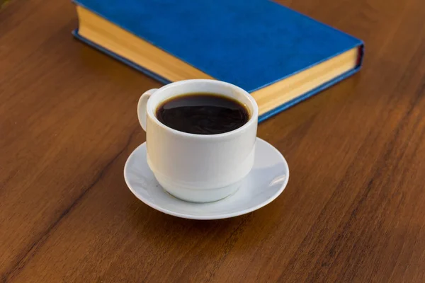 Tasse Kaffee Und Buch Auf Holztisch — Stockfoto