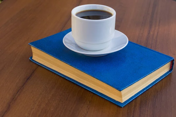 Tasse Kaffee Und Buch Auf Holztisch — Stockfoto