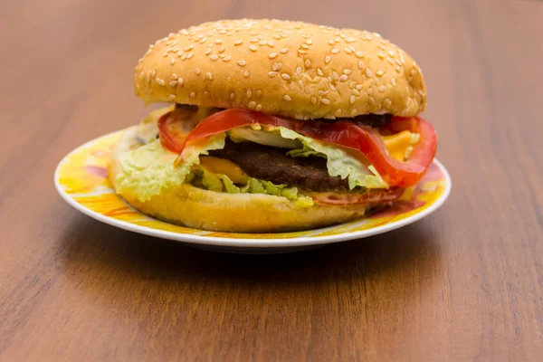 Nydelig Hamburger Eller Sandwich Trebord Hjemmelagd Hamburger Med Trebakgrunn – stockfoto